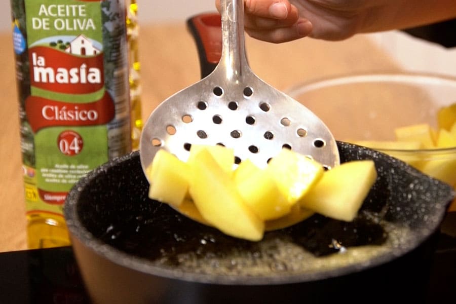 Receta casera de Patatas bravas a la andaluza. Freímos las patatas en abundante aceite de oliva Clásico La Masía