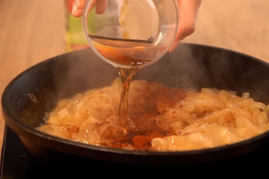 Receta Casera de Bacalao con patatas y cebolla caramelizada. Caramelizar la cebolla con pimentón y brandy sobre Aceite Clásico La Masía