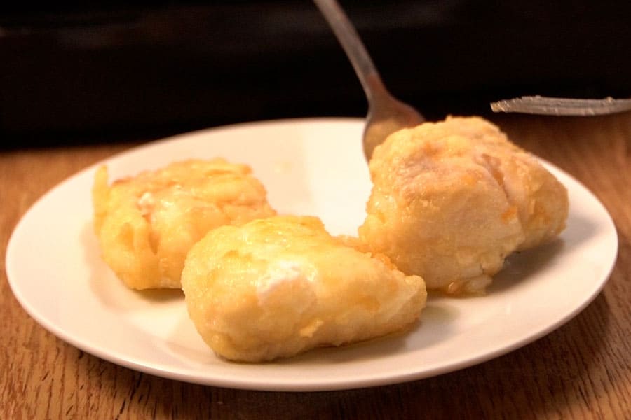 Receta Casera de Bacalao con patatas y cebolla caramelizada. Freímos el bacalao enharinado con aceite de oliva clásico La Masía.