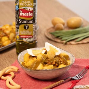 Receta casera de judías salteadas, patatas huevos, bacon.