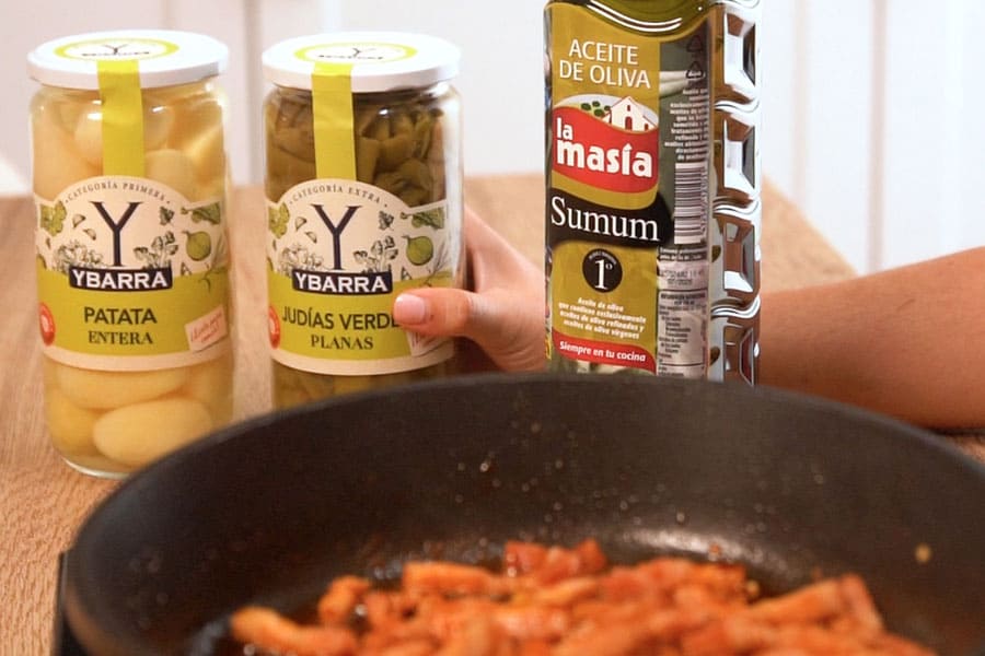 Receta casera de judías salteadas, patatas huevos, bacon. Agregamos judías verdes, patatas cocidas y cocinamos.
