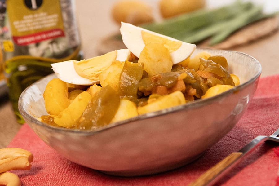 Receta casera de judías salteadas, patatas huevos, bacon. Emplatamos con el huevo cocido.