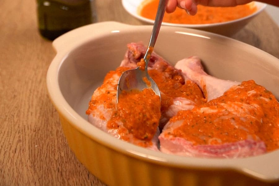 Receta casera Pollo piri piri con patatas. Embadurnamos el pollo con la salsa piri piri y horneamos 40 minutos a 180 grados