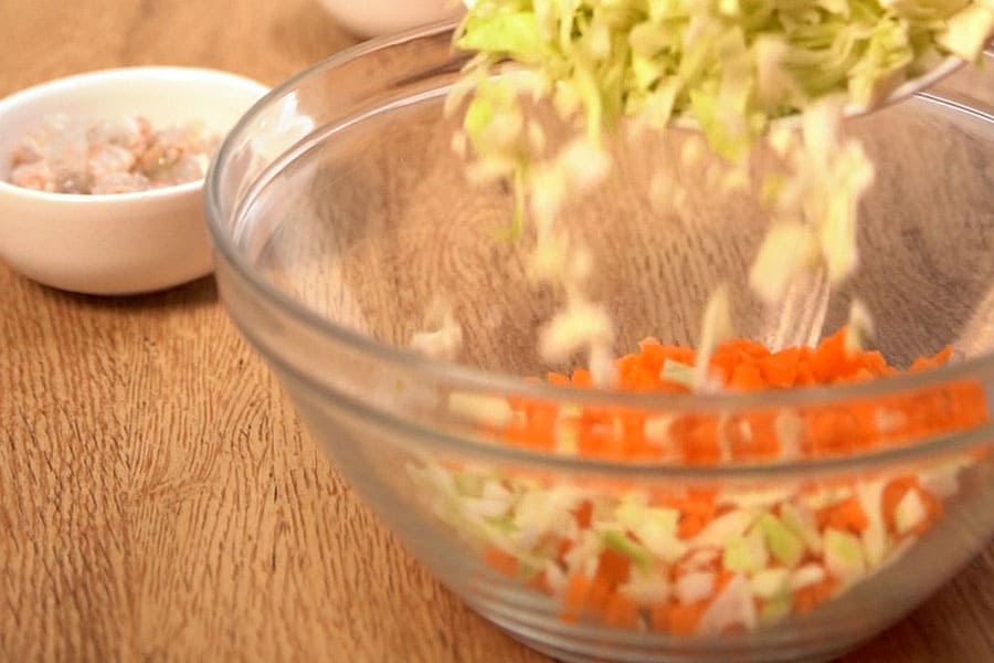 Preparamos el relleno de verduras y langostinos