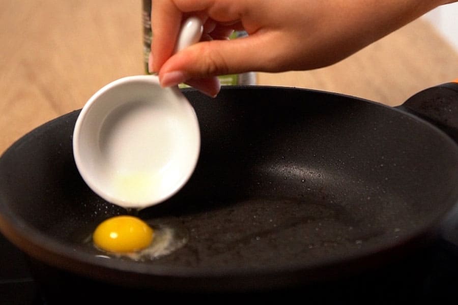 Receta casera de Alcachofas con jamón y huevo de codorniz. Freímos huevos de codorniz en aceite de oliva Clásico La Masía