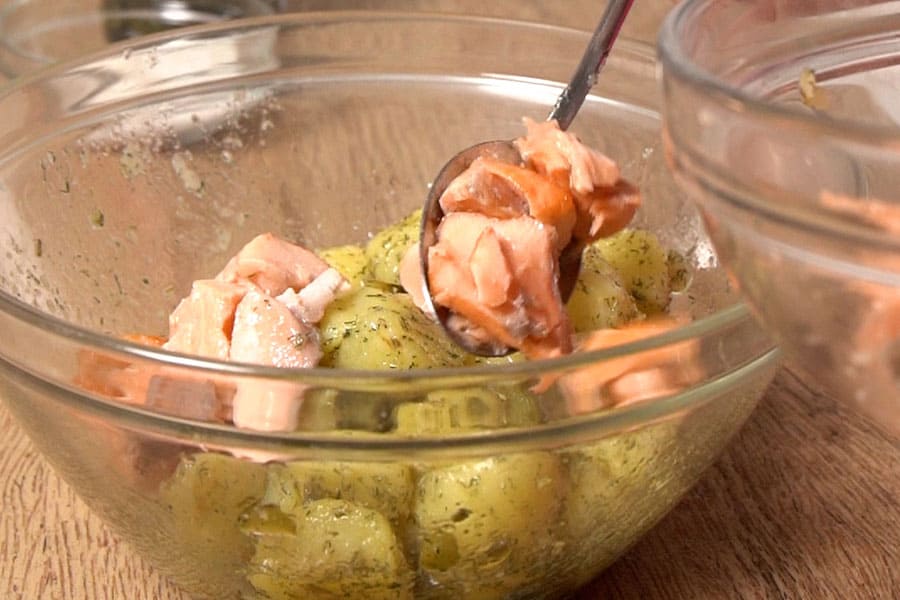 Receta casera de Ensalada de patata, salmón y huevo. Aliñamos la ensalada y agregamos el salmón