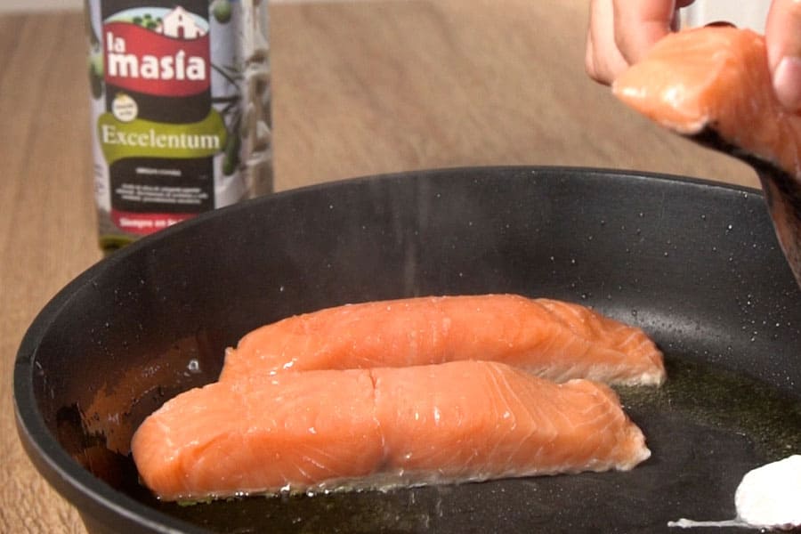 Receta casera de Ensalada de patata, salmón y huevo. Cocinamos el salmón en AOVE Excelentum La Masía y lo reservamos