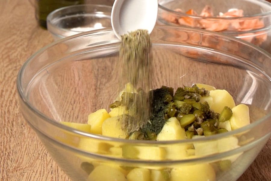 Receta casera de Ensalada de patata, salmón y huevo. Mezclamos patata cocida y epecias