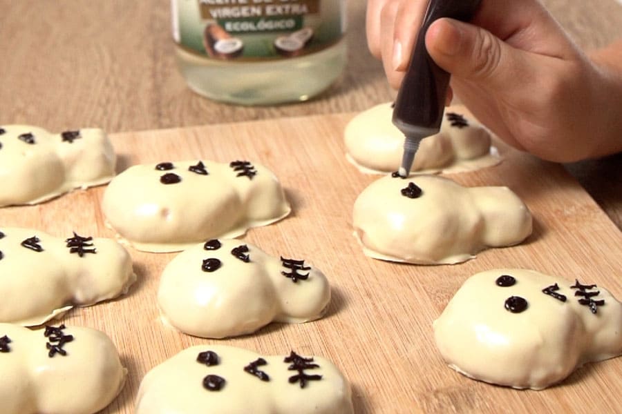Receta casera de Galletas de chocolate para Halloween. Cubrimos las galletas con chocolate blanco y las decoramos con glaseado