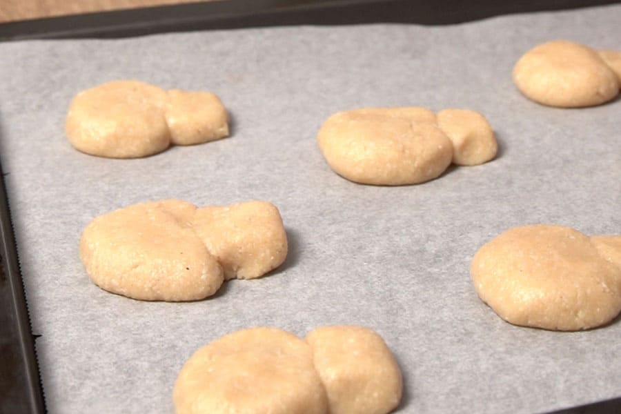 Receta casera de Galletas de chocolate para Halloween. Damos forma a las galletas y las horneamos 20 minutos a 170 grados