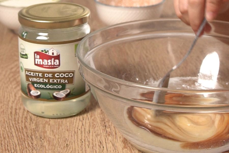 Receta casera de Galletas de chocolate para Halloween. Preparamos la masa de las galletas con aceite de coco virgen extra ecológico La Masía