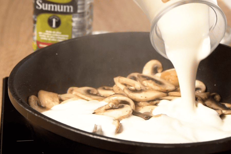 Receta casera de Nidos de patata y champiñones. Cocinamos los champiñones salpimentados con nata y los reservamos