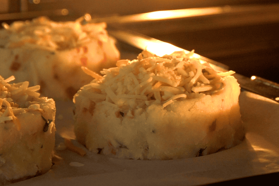 Receta casera de Nidos de patata y champiñones. Rellenamos las cestas con champiñones y queso y gratinamos al horno