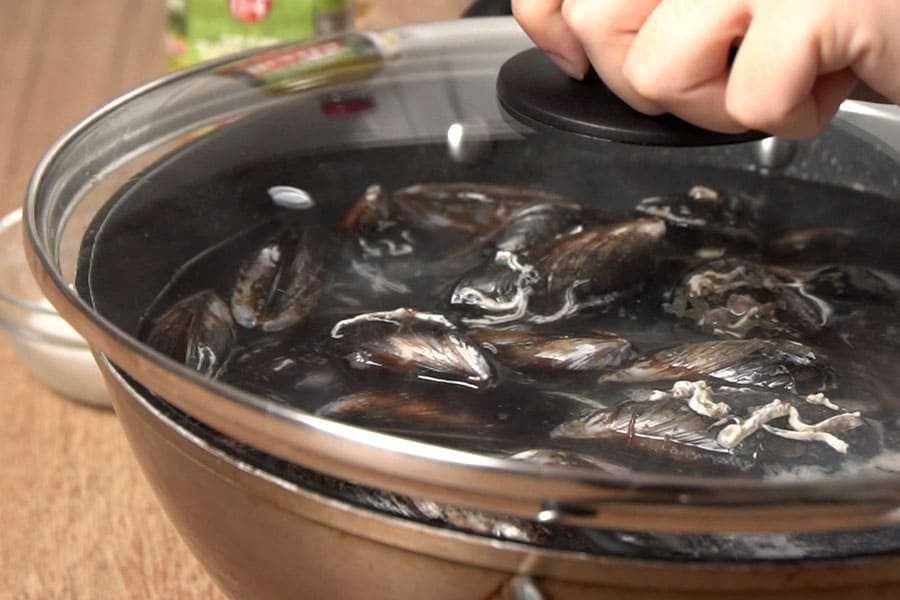 Receta casera de Croquetas de langostinos y mejillones. Cocinamos los mejillones al vapor