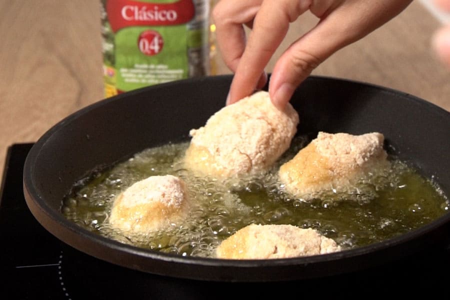 Receta casera de Croquetas de langostinos y mejillones. Damos forma a las croquetas y las freímos en aceite de oliva Clásico La Masía