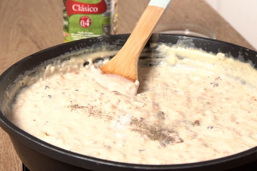 Receta casera de Croquetas de langostinos y mejillones. Preparamos la bechamel de langostinos y mejillones con aceite de oliva Clásico La Masía
