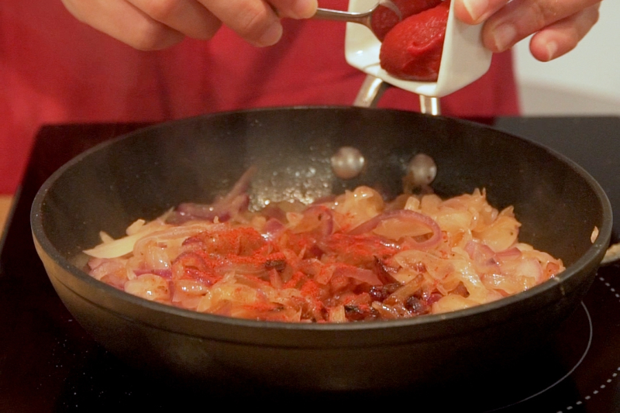 Receta casera de Huevos encebollados. Añadimos el resto de condimentos