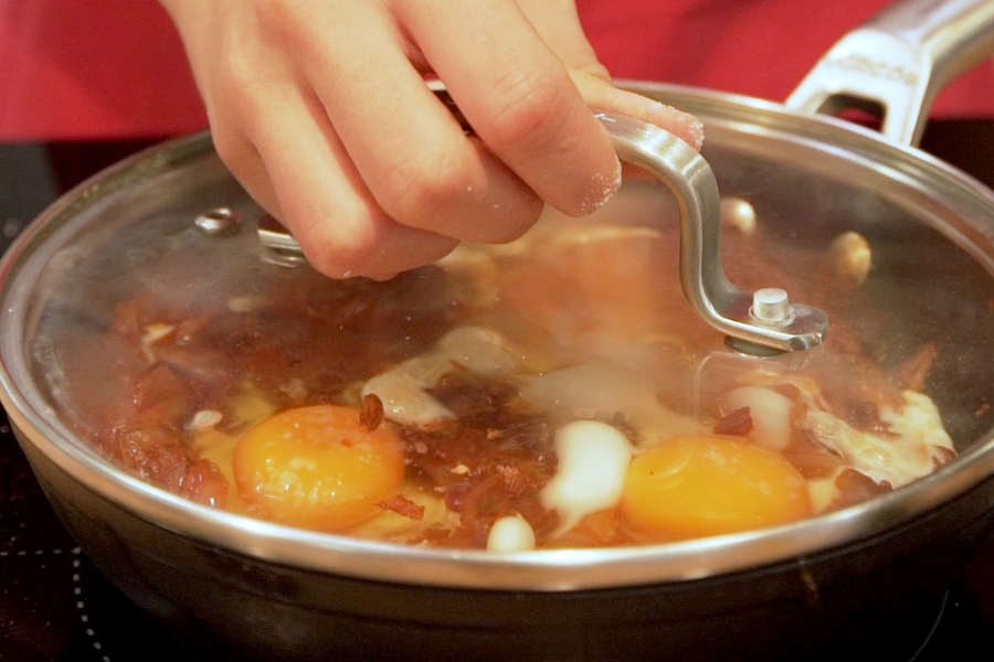 Receta casera de Huevos encebollados. Añadimos los huevos y tapamos hasta que se cocinen