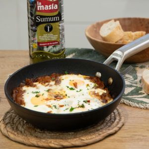 Receta casera de Huevos encebollados. Aceite de Oliva Sumum La Masía