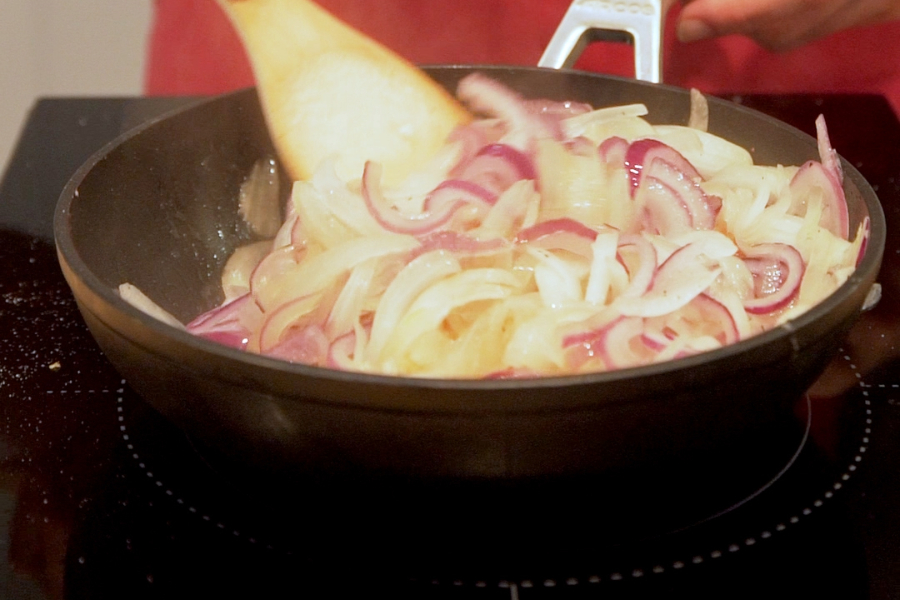 Receta casera de Huevos encebollados. Caramelizamos la cebolla en Aceite de Oliva Sumum La Masía