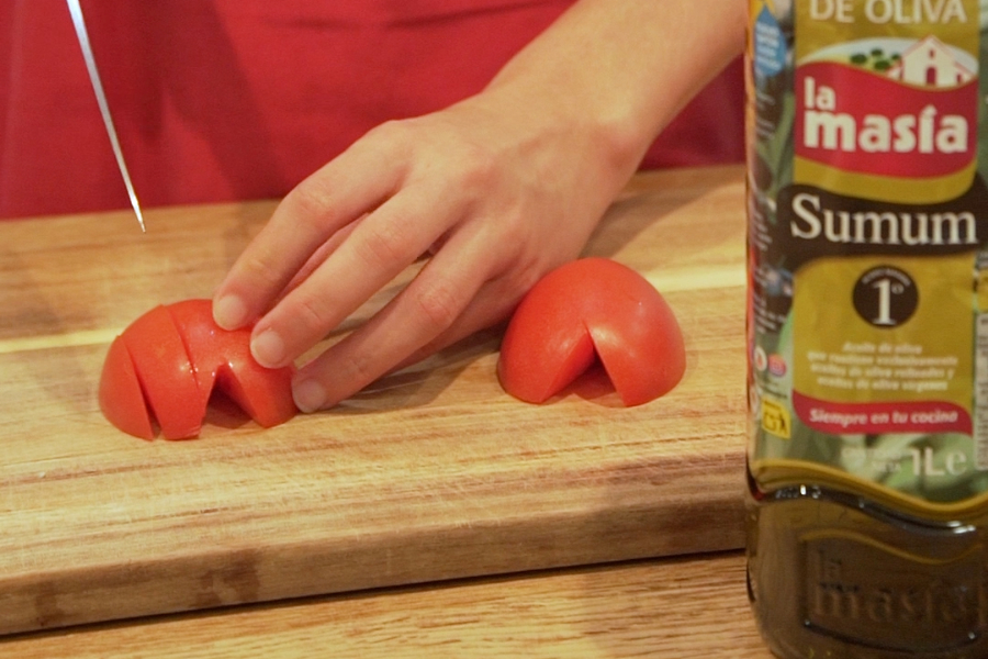 Receta casera de Ensalada de alubias con vinagreta de albahaca. Cortamos tomate