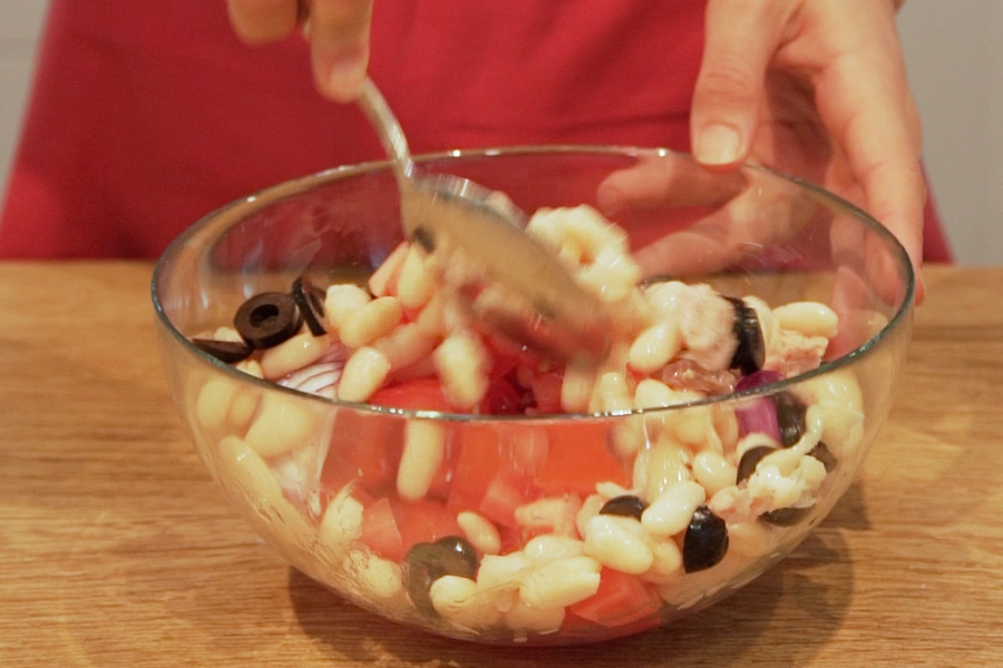 Receta casera de Ensalada de alubias con vinagreta de albahaca. Añadimos el resto de ingredientes