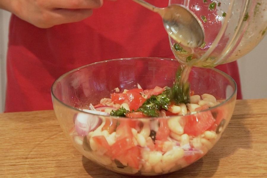 Receta casera de Ensalada de alubias con vinagreta de albahaca. Preparamos vinagreta con Aceite de oliva Sumum La Masía y mezclamos