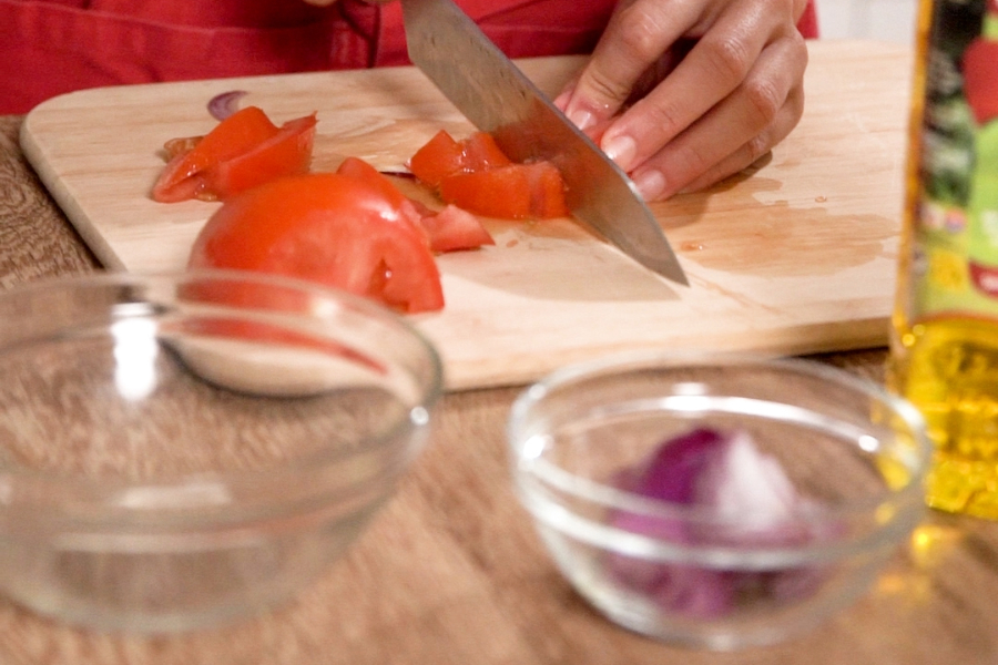 Receta casera de Ensalada de judías. Cortamos cebolla y tomate