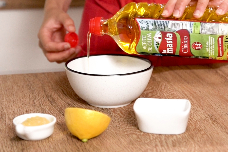 Receta casera de Ensalada de judías. Preparamos aliño con aceite de oliva Clásico La Masía