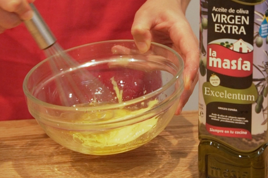 Receta casera de Ensalada de patatas, espárragos, salmón y burrata. Preparamos la vinagreta de la ensalada con AOVE Excelentum La Masía
