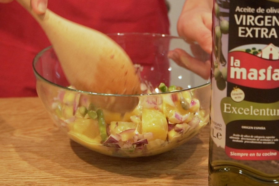 Receta casera de Ensalada de patatas, espárragos, salmón y burrata. Mezclamos los ingredientes de la ensalada con AOVE Excelentum La Masía