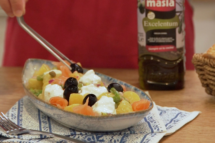 Receta casera de Ensalada de patatas, espárragos, salmón y burrata. Añadimos último ingredientes y aliñamos con vinagreta