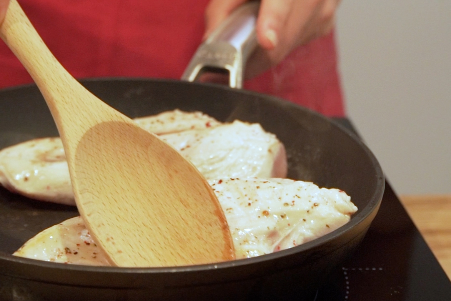 Receta casera de Pastel frío de pollo y bacon. Cocinamos y marcamos el pollo y bacon en Aceite de oliva Clásico La Masía