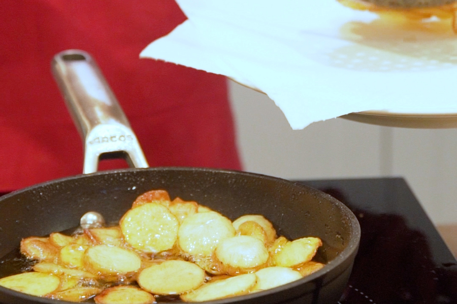 Receta casera de Patatas con sepia y gambones al ajillo. Freimos las patatas en Aceite de oliva Clásico La Masía