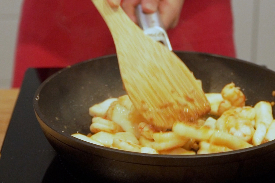 Receta casera de Patatas con sepia y gambones al ajillo. Cocinamos ajo, sepia y gambones en Aceite de oliva Clásico La Masía