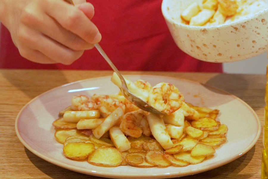 Receta casera de Patatas con sepia y gambones al ajillo. Salpimentamos y añadimos el resto de ingredientes