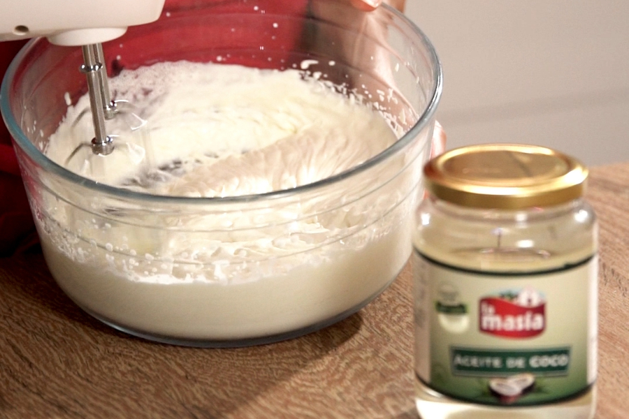 Receta casera de Sandwich de crema de galletas. Montamos la nata