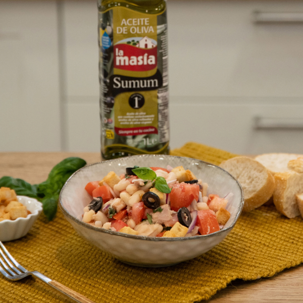 Receta casera de Ensalada de alubias con vinagreta de albahaca. Aceite de oliva Sumum La Masía