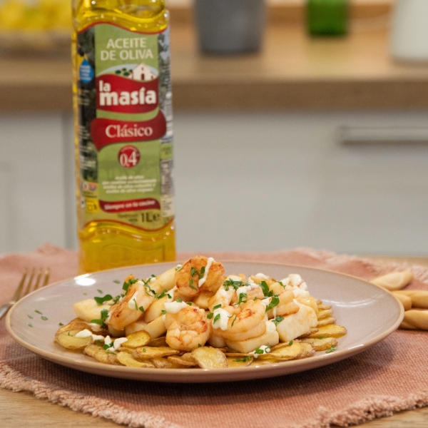 Receta casera de Patatas con sepia y gambones al ajillo. Con Aceite de Oliva Clásico La masía