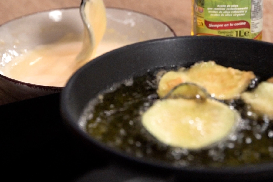 Receta casera de Berenjenas fritas con salmorejo. Rebozar y freír las berenjenas en aceite de oliva Clásico La Masía