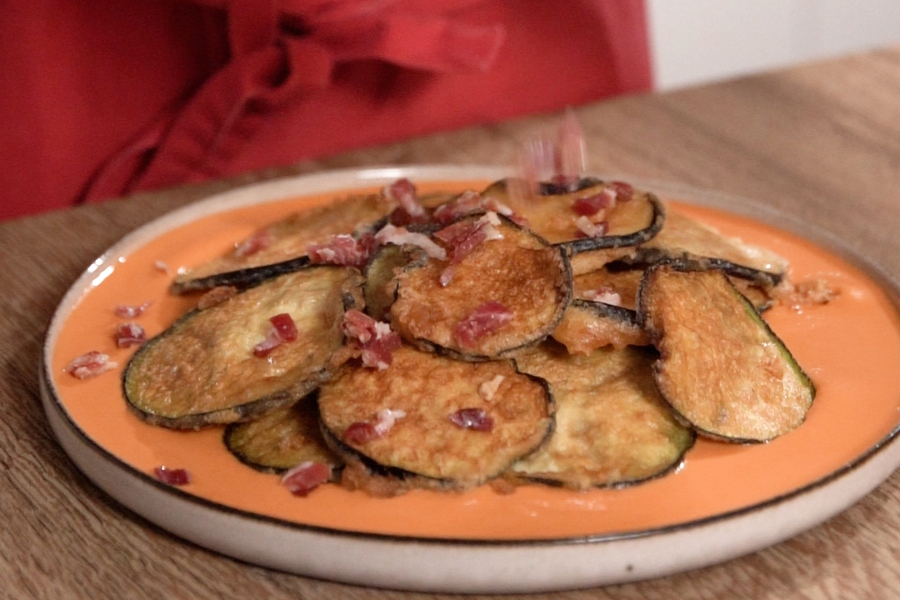 Receta casera de Berenjenas fritas con salmorejo. Emplatamos y servimos