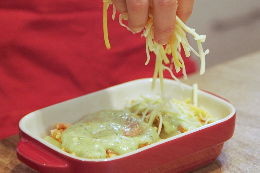 Receta casera de canelones de puerro con bechamel de calabacín. Montamos el plato final