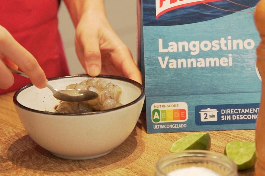 Receta casera de capirotes de langostino con salsa de mango. Marinamos los langostinos