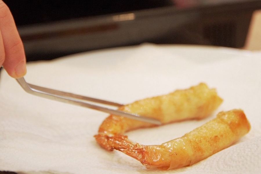 Receta casera de capirotes de langostino con salsa de mango. Freimos los langostinos en aceite de oliva clásico la masía