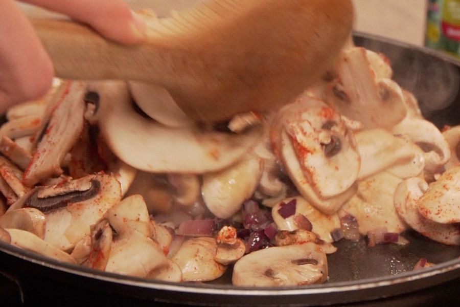 Receta casera de Cremoso de patata con setas y huevo. Receta casera de champiñones a las andaluza. Cocinamos los champiñones en aceite de oliva sumum la masia