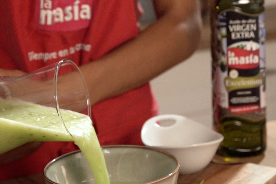 Receta casera de Crema de melón y albahaca. Pasamos a un cuenco