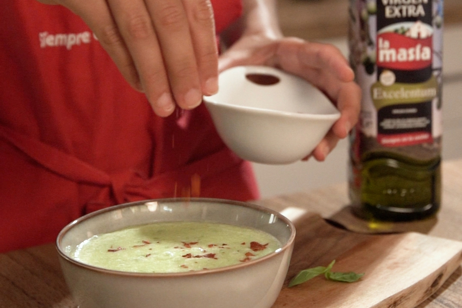 Receta casera de Crema de melón y albahaca. Añadimos últimos ingredientes