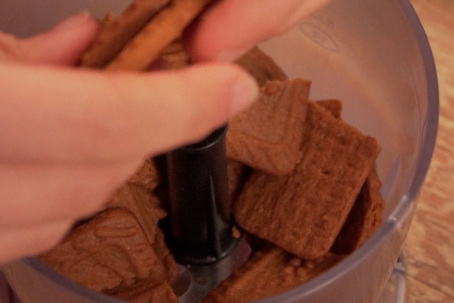 Receta casera de cremoso de chocolate blanco y galletas. Preparamos la base de galletas