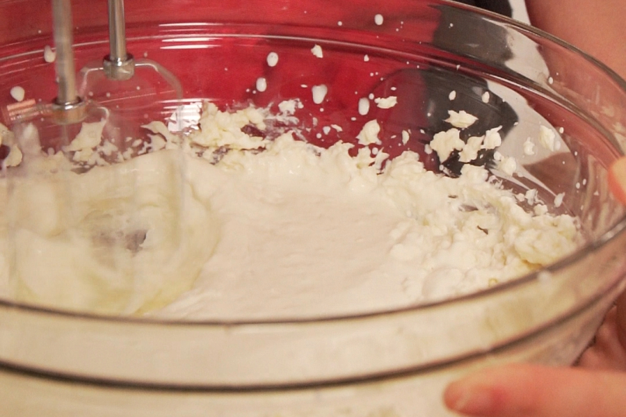 Receta casera de cremoso de chocolate blanco y galletas. Preparamos la crema