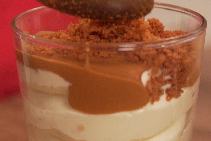 Receta casera de cremoso de chocolate blanco y galletas. Montamos los vasitos